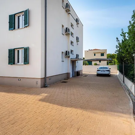 Vikendica Front In *