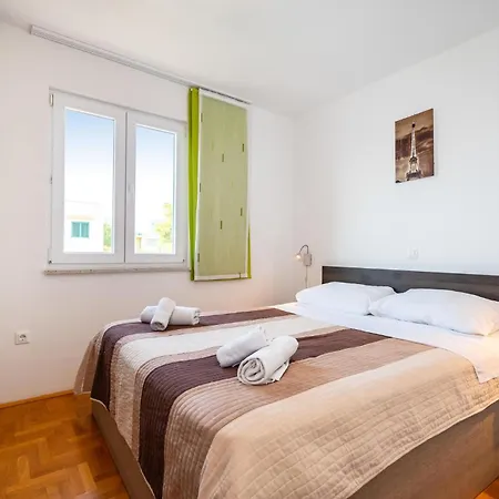 Pet Friendly In With Jacuzzi Holiday home