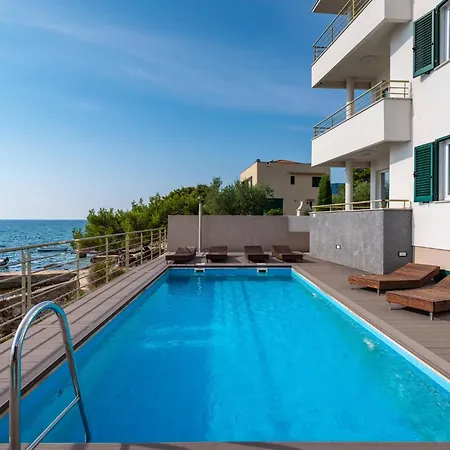 Pet Friendly In With Jacuzzi Holiday home