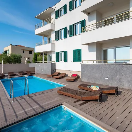 Pet Friendly In With Jacuzzi Holiday home Kozino