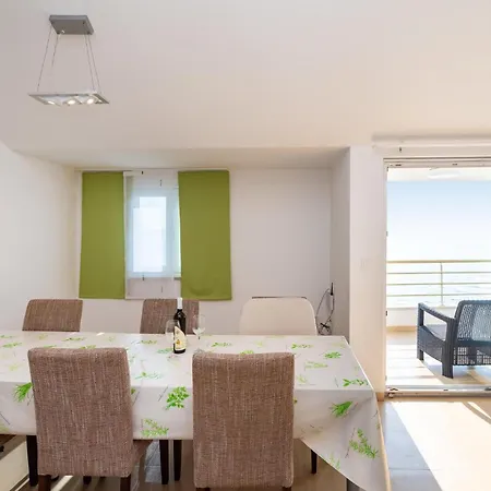 Vakantiehuis Lovely In *